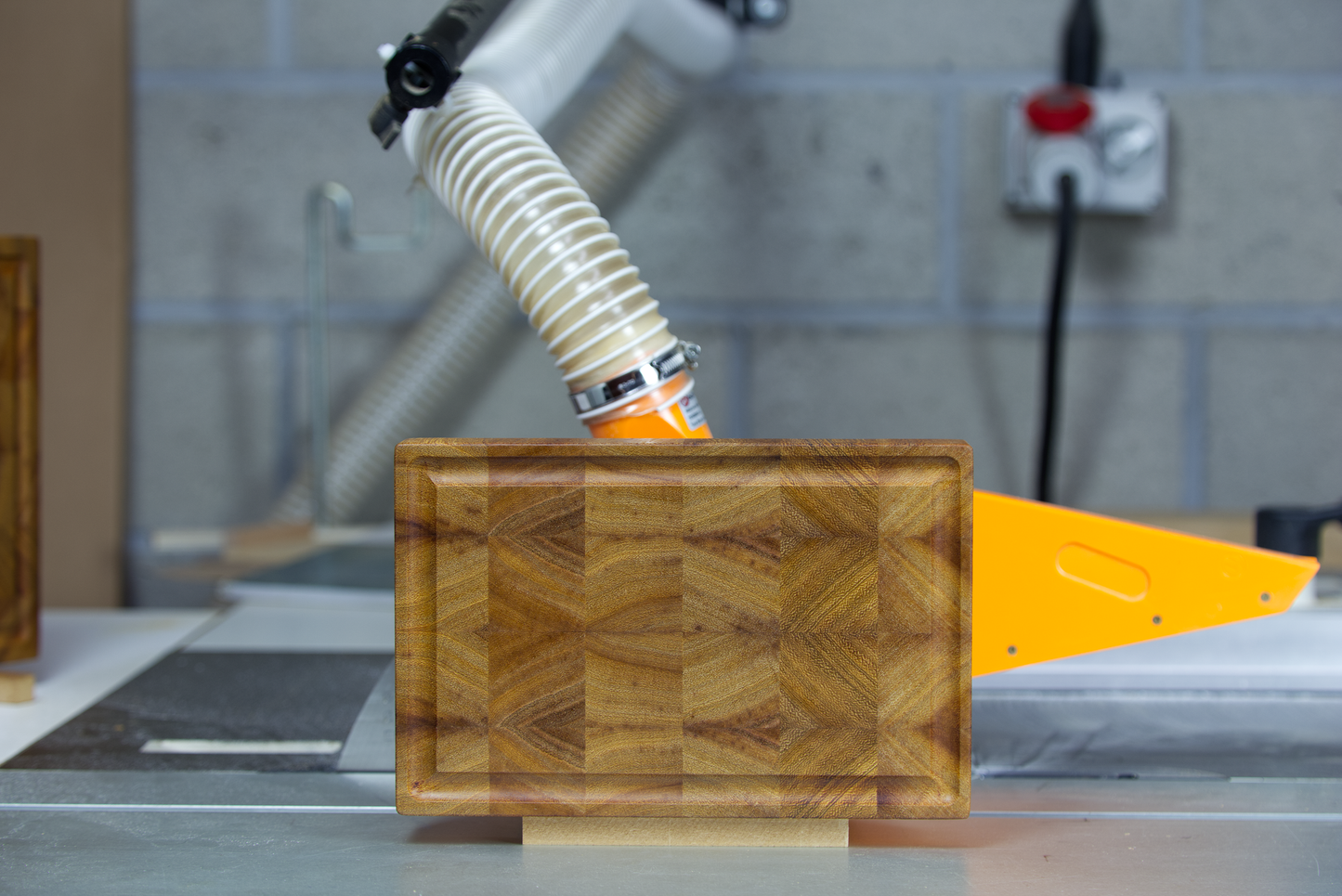 Small cutting board ("Item")